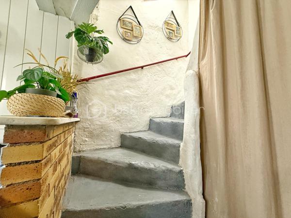 MAISON DE VILLAGE – 90 m² – 5 PIÈCES – CHARME & POTENTIEL

📍 Située au cœur de Villeneuve-lès-Béziers, cette maison de village sur plusieurs niveaux offre de beaux volumes et un agencement fonctionnel, idéale pour une résidence principale ou un investissement locatif.

🔹 Rez-de-chaussée :
• Grande entrée avec espace buanderie / rangement
• Salle d’eau 
• Cave idéale pour stockage / atelier

🔹 1er étage :
• Salon / séjour
• Cuisine
• Salle de bain 
• Première chambre

🔹 Dernier étage :
• Deux chambres supplémentaires dont une chambre mansardée

✨ Les + :
• Beaux volumes
• Cave pratique pour stockage
• Charme de l’ancien avec potentiel d’aménagement
• Stationnement et commodités à proximité

💡 Idéal pour :
• Premier achat
• Résidence principale
• Investissement locatif
• Maison de vacances au cœur du village
