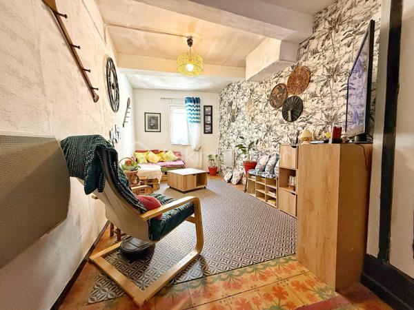 MAISON DE VILLAGE – 90 m² – 5 PIÈCES – CHARME & POTENTIEL

📍 Située au cœur de Villeneuve-lès-Béziers, cette maison de village sur plusieurs niveaux offre de beaux volumes et un agencement fonctionnel, idéale pour une résidence principale ou un investissement locatif.

🔹 Rez-de-chaussée :
• Grande entrée avec espace buanderie / rangement
• Salle d’eau 
• Cave idéale pour stockage / atelier

🔹 1er étage :
• Salon / séjour
• Cuisine
• Salle de bain 
• Première chambre

🔹 Dernier étage :
• Deux chambres supplémentaires dont une chambre mansardée

✨ Les + :
• Beaux volumes
• Cave pratique pour stockage
• Charme de l’ancien avec potentiel d’aménagement
• Stationnement et commodités à proximité

💡 Idéal pour :
• Premier achat
• Résidence principale
• Investissement locatif
• Maison de vacances au cœur du village