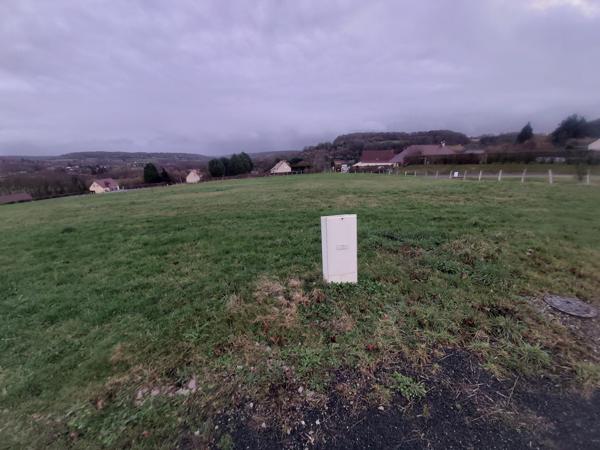 Beau Terrain Constructible , Borné et  Viabilisé, avec SUPERBE vue sur la Vallée!