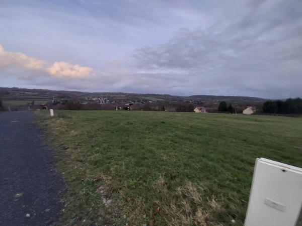 Beau Terrain Constructible , Borné et  Viabilisé, avec SUPERBE vue sur la Vallée!