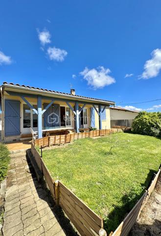 Située à Fleurance 32500, cette maison bénéficie d’un emplacement recherché. Vous profitez du calme résidentiel tout en restant à proximité du centre-ville, des commerces, des écoles et du marché hebdomadaire.
Fleurance est une bastide gersoise reconnue pour sa qualité de vie. 
Dès l’entrée, vous découvrirez une belle pièce de vie baignée de lumière naturelle avec cheminée fonctionnelle,  idéale pour les moments de convivialité en famille. L’espace nuit se compose de trois chambres, parfaitement adaptées pour une famille, un bureau ou une chambre d’amis, ainsi que d’une salle d’eau fonctionnelle.

Un garage vient compléter ce bien, apportant un véritable confort au quotidien, que ce soit pour le stationnement ou le rangement.
À l’extérieur, vous profiterez d’un terrain d’environ 340 m², facile d’entretien, avec une terrasse exposée plein Sud, parfaite pour profiter des beaux jours dans un cadre agréable et ensoleillé.

Les atouts du bien :
	•	Maison de plain-pied
	•	Salon chaleureux avec cheminée .
	•	3 chambres
	•	Garage
	•	Terrasse plein Sud
	•	Terrain facile d’entretien
	•	Belle luminosité
📞 Pour plus d’informations ou pour organiser une visite, contactez uniquement Hanadi Faraj.
07 53 79 47 77
