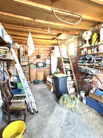 Située à Fleurance 32500, cette maison bénéficie d’un emplacement recherché. Vous profitez du calme résidentiel tout en restant à proximité du centre-ville, des commerces, des écoles et du marché hebdomadaire.
Fleurance est une bastide gersoise reconnue pour sa qualité de vie. 
Dès l’entrée, vous découvrirez une belle pièce de vie baignée de lumière naturelle avec cheminée fonctionnelle,  idéale pour les moments de convivialité en famille. L’espace nuit se compose de trois chambres, parfaitement adaptées pour une famille, un bureau ou une chambre d’amis, ainsi que d’une salle d’eau fonctionnelle.

Un garage vient compléter ce bien, apportant un véritable confort au quotidien, que ce soit pour le stationnement ou le rangement.
À l’extérieur, vous profiterez d’un terrain d’environ 340 m², facile d’entretien, avec une terrasse exposée plein Sud, parfaite pour profiter des beaux jours dans un cadre agréable et ensoleillé.

Les atouts du bien :
	•	Maison de plain-pied
	•	Salon chaleureux avec cheminée .
	•	3 chambres
	•	Garage
	•	Terrasse plein Sud
	•	Terrain facile d’entretien
	•	Belle luminosité
📞 Pour plus d’informations ou pour organiser une visite, contactez uniquement Hanadi Faraj.
07 53 79 47 77