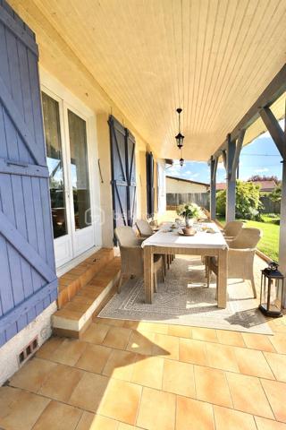 Située à Fleurance 32500, cette maison bénéficie d’un emplacement recherché. Vous profitez du calme résidentiel tout en restant à proximité du centre-ville, des commerces, des écoles et du marché hebdomadaire.
Fleurance est une bastide gersoise reconnue pour sa qualité de vie. 
Dès l’entrée, vous découvrirez une belle pièce de vie baignée de lumière naturelle avec cheminée fonctionnelle,  idéale pour les moments de convivialité en famille. L’espace nuit se compose de trois chambres, parfaitement adaptées pour une famille, un bureau ou une chambre d’amis, ainsi que d’une salle d’eau fonctionnelle.

Un garage vient compléter ce bien, apportant un véritable confort au quotidien, que ce soit pour le stationnement ou le rangement.
À l’extérieur, vous profiterez d’un terrain d’environ 340 m², facile d’entretien, avec une terrasse exposée plein Sud, parfaite pour profiter des beaux jours dans un cadre agréable et ensoleillé.

Les atouts du bien :
	•	Maison de plain-pied
	•	Salon chaleureux avec cheminée .
	•	3 chambres
	•	Garage
	•	Terrasse plein Sud
	•	Terrain facile d’entretien
	•	Belle luminosité
📞 Pour plus d’informations ou pour organiser une visite, contactez uniquement Hanadi Faraj.
07 53 79 47 77