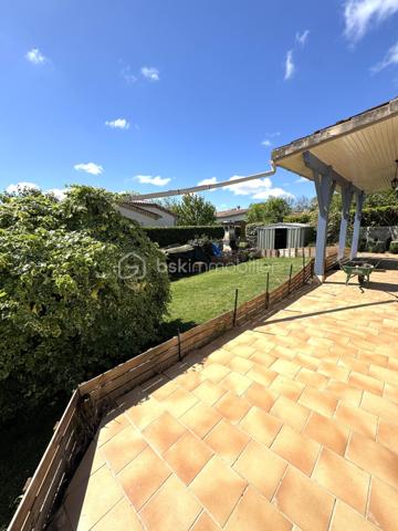 Située à Fleurance 32500, cette maison bénéficie d’un emplacement recherché. Vous profitez du calme résidentiel tout en restant à proximité du centre-ville, des commerces, des écoles et du marché hebdomadaire.
Fleurance est une bastide gersoise reconnue pour sa qualité de vie. 
Dès l’entrée, vous découvrirez une belle pièce de vie baignée de lumière naturelle avec cheminée fonctionnelle,  idéale pour les moments de convivialité en famille. L’espace nuit se compose de trois chambres, parfaitement adaptées pour une famille, un bureau ou une chambre d’amis, ainsi que d’une salle d’eau fonctionnelle.

Un garage vient compléter ce bien, apportant un véritable confort au quotidien, que ce soit pour le stationnement ou le rangement.
À l’extérieur, vous profiterez d’un terrain d’environ 340 m², facile d’entretien, avec une terrasse exposée plein Sud, parfaite pour profiter des beaux jours dans un cadre agréable et ensoleillé.

Les atouts du bien :
	•	Maison de plain-pied
	•	Salon chaleureux avec cheminée .
	•	3 chambres
	•	Garage
	•	Terrasse plein Sud
	•	Terrain facile d’entretien
	•	Belle luminosité
📞 Pour plus d’informations ou pour organiser une visite, contactez uniquement Hanadi Faraj.
07 53 79 47 77