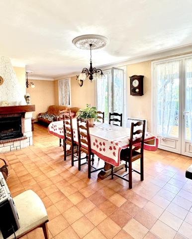 Située à Fleurance 32500, cette maison bénéficie d’un emplacement recherché. Vous profitez du calme résidentiel tout en restant à proximité du centre-ville, des commerces, des écoles et du marché hebdomadaire.
Fleurance est une bastide gersoise reconnue pour sa qualité de vie. 
Dès l’entrée, vous découvrirez une belle pièce de vie baignée de lumière naturelle avec cheminée fonctionnelle,  idéale pour les moments de convivialité en famille. L’espace nuit se compose de trois chambres, parfaitement adaptées pour une famille, un bureau ou une chambre d’amis, ainsi que d’une salle d’eau fonctionnelle.

Un garage vient compléter ce bien, apportant un véritable confort au quotidien, que ce soit pour le stationnement ou le rangement.
À l’extérieur, vous profiterez d’un terrain d’environ 340 m², facile d’entretien, avec une terrasse exposée plein Sud, parfaite pour profiter des beaux jours dans un cadre agréable et ensoleillé.

Les atouts du bien :
	•	Maison de plain-pied
	•	Salon chaleureux avec cheminée .
	•	3 chambres
	•	Garage
	•	Terrasse plein Sud
	•	Terrain facile d’entretien
	•	Belle luminosité
📞 Pour plus d’informations ou pour organiser une visite, contactez uniquement Hanadi Faraj.
07 53 79 47 77