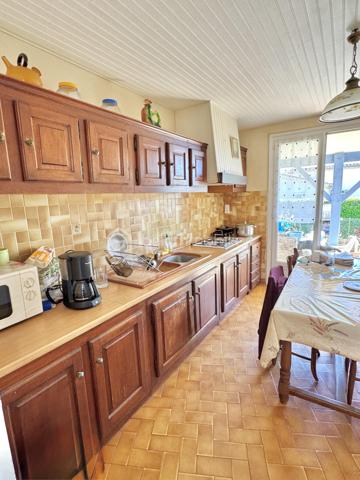 Située à Fleurance 32500, cette maison bénéficie d’un emplacement recherché. Vous profitez du calme résidentiel tout en restant à proximité du centre-ville, des commerces, des écoles et du marché hebdomadaire.
Fleurance est une bastide gersoise reconnue pour sa qualité de vie. 
Dès l’entrée, vous découvrirez une belle pièce de vie baignée de lumière naturelle avec cheminée fonctionnelle,  idéale pour les moments de convivialité en famille. L’espace nuit se compose de trois chambres, parfaitement adaptées pour une famille, un bureau ou une chambre d’amis, ainsi que d’une salle d’eau fonctionnelle.

Un garage vient compléter ce bien, apportant un véritable confort au quotidien, que ce soit pour le stationnement ou le rangement.
À l’extérieur, vous profiterez d’un terrain d’environ 340 m², facile d’entretien, avec une terrasse exposée plein Sud, parfaite pour profiter des beaux jours dans un cadre agréable et ensoleillé.

Les atouts du bien :
	•	Maison de plain-pied
	•	Salon chaleureux avec cheminée .
	•	3 chambres
	•	Garage
	•	Terrasse plein Sud
	•	Terrain facile d’entretien
	•	Belle luminosité
📞 Pour plus d’informations ou pour organiser une visite, contactez uniquement Hanadi Faraj.
07 53 79 47 77