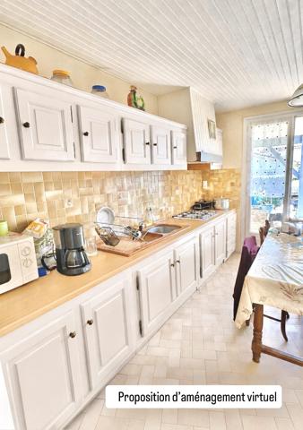 Située à Fleurance 32500, cette maison bénéficie d’un emplacement recherché. Vous profitez du calme résidentiel tout en restant à proximité du centre-ville, des commerces, des écoles et du marché hebdomadaire.
Fleurance est une bastide gersoise reconnue pour sa qualité de vie. 
Dès l’entrée, vous découvrirez une belle pièce de vie baignée de lumière naturelle avec cheminée fonctionnelle,  idéale pour les moments de convivialité en famille. L’espace nuit se compose de trois chambres, parfaitement adaptées pour une famille, un bureau ou une chambre d’amis, ainsi que d’une salle d’eau fonctionnelle.

Un garage vient compléter ce bien, apportant un véritable confort au quotidien, que ce soit pour le stationnement ou le rangement.
À l’extérieur, vous profiterez d’un terrain d’environ 340 m², facile d’entretien, avec une terrasse exposée plein Sud, parfaite pour profiter des beaux jours dans un cadre agréable et ensoleillé.

Les atouts du bien :
	•	Maison de plain-pied
	•	Salon chaleureux avec cheminée .
	•	3 chambres
	•	Garage
	•	Terrasse plein Sud
	•	Terrain facile d’entretien
	•	Belle luminosité
📞 Pour plus d’informations ou pour organiser une visite, contactez uniquement Hanadi Faraj.
07 53 79 47 77