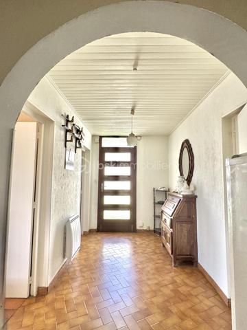 Située à Fleurance 32500, cette maison bénéficie d’un emplacement recherché. Vous profitez du calme résidentiel tout en restant à proximité du centre-ville, des commerces, des écoles et du marché hebdomadaire.
Fleurance est une bastide gersoise reconnue pour sa qualité de vie. 
Dès l’entrée, vous découvrirez une belle pièce de vie baignée de lumière naturelle avec cheminée fonctionnelle,  idéale pour les moments de convivialité en famille. L’espace nuit se compose de trois chambres, parfaitement adaptées pour une famille, un bureau ou une chambre d’amis, ainsi que d’une salle d’eau fonctionnelle.

Un garage vient compléter ce bien, apportant un véritable confort au quotidien, que ce soit pour le stationnement ou le rangement.
À l’extérieur, vous profiterez d’un terrain d’environ 340 m², facile d’entretien, avec une terrasse exposée plein Sud, parfaite pour profiter des beaux jours dans un cadre agréable et ensoleillé.

Les atouts du bien :
	•	Maison de plain-pied
	•	Salon chaleureux avec cheminée .
	•	3 chambres
	•	Garage
	•	Terrasse plein Sud
	•	Terrain facile d’entretien
	•	Belle luminosité
📞 Pour plus d’informations ou pour organiser une visite, contactez uniquement Hanadi Faraj.
07 53 79 47 77