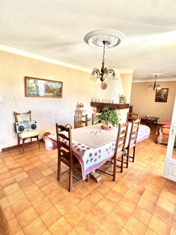 Située à Fleurance 32500, cette maison bénéficie d’un emplacement recherché. Vous profitez du calme résidentiel tout en restant à proximité du centre-ville, des commerces, des écoles et du marché hebdomadaire.
Fleurance est une bastide gersoise reconnue pour sa qualité de vie. 
Dès l’entrée, vous découvrirez une belle pièce de vie baignée de lumière naturelle avec cheminée fonctionnelle,  idéale pour les moments de convivialité en famille. L’espace nuit se compose de trois chambres, parfaitement adaptées pour une famille, un bureau ou une chambre d’amis, ainsi que d’une salle d’eau fonctionnelle.

Un garage vient compléter ce bien, apportant un véritable confort au quotidien, que ce soit pour le stationnement ou le rangement.
À l’extérieur, vous profiterez d’un terrain d’environ 340 m², facile d’entretien, avec une terrasse exposée plein Sud, parfaite pour profiter des beaux jours dans un cadre agréable et ensoleillé.

Les atouts du bien :
	•	Maison de plain-pied
	•	Salon chaleureux avec cheminée .
	•	3 chambres
	•	Garage
	•	Terrasse plein Sud
	•	Terrain facile d’entretien
	•	Belle luminosité
📞 Pour plus d’informations ou pour organiser une visite, contactez uniquement Hanadi Faraj.
07 53 79 47 77