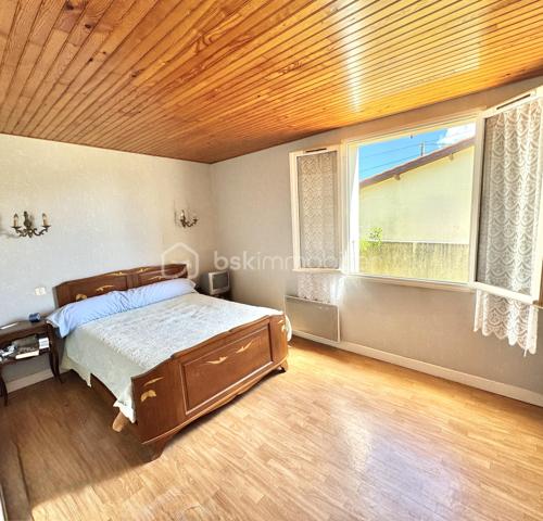 Située à Fleurance 32500, cette maison bénéficie d’un emplacement recherché. Vous profitez du calme résidentiel tout en restant à proximité du centre-ville, des commerces, des écoles et du marché hebdomadaire.
Fleurance est une bastide gersoise reconnue pour sa qualité de vie. 
Dès l’entrée, vous découvrirez une belle pièce de vie baignée de lumière naturelle avec cheminée fonctionnelle,  idéale pour les moments de convivialité en famille. L’espace nuit se compose de trois chambres, parfaitement adaptées pour une famille, un bureau ou une chambre d’amis, ainsi que d’une salle d’eau fonctionnelle.

Un garage vient compléter ce bien, apportant un véritable confort au quotidien, que ce soit pour le stationnement ou le rangement.
À l’extérieur, vous profiterez d’un terrain d’environ 340 m², facile d’entretien, avec une terrasse exposée plein Sud, parfaite pour profiter des beaux jours dans un cadre agréable et ensoleillé.

Les atouts du bien :
	•	Maison de plain-pied
	•	Salon chaleureux avec cheminée .
	•	3 chambres
	•	Garage
	•	Terrasse plein Sud
	•	Terrain facile d’entretien
	•	Belle luminosité
📞 Pour plus d’informations ou pour organiser une visite, contactez uniquement Hanadi Faraj.
07 53 79 47 77