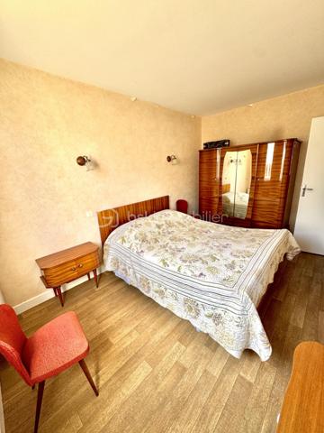 Située à Fleurance 32500, cette maison bénéficie d’un emplacement recherché. Vous profitez du calme résidentiel tout en restant à proximité du centre-ville, des commerces, des écoles et du marché hebdomadaire.
Fleurance est une bastide gersoise reconnue pour sa qualité de vie. 
Dès l’entrée, vous découvrirez une belle pièce de vie baignée de lumière naturelle avec cheminée fonctionnelle,  idéale pour les moments de convivialité en famille. L’espace nuit se compose de trois chambres, parfaitement adaptées pour une famille, un bureau ou une chambre d’amis, ainsi que d’une salle d’eau fonctionnelle.

Un garage vient compléter ce bien, apportant un véritable confort au quotidien, que ce soit pour le stationnement ou le rangement.
À l’extérieur, vous profiterez d’un terrain d’environ 340 m², facile d’entretien, avec une terrasse exposée plein Sud, parfaite pour profiter des beaux jours dans un cadre agréable et ensoleillé.

Les atouts du bien :
	•	Maison de plain-pied
	•	Salon chaleureux avec cheminée .
	•	3 chambres
	•	Garage
	•	Terrasse plein Sud
	•	Terrain facile d’entretien
	•	Belle luminosité
📞 Pour plus d’informations ou pour organiser une visite, contactez uniquement Hanadi Faraj.
07 53 79 47 77
