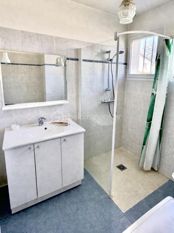 Située à Fleurance 32500, cette maison bénéficie d’un emplacement recherché. Vous profitez du calme résidentiel tout en restant à proximité du centre-ville, des commerces, des écoles et du marché hebdomadaire.
Fleurance est une bastide gersoise reconnue pour sa qualité de vie. 
Dès l’entrée, vous découvrirez une belle pièce de vie baignée de lumière naturelle avec cheminée fonctionnelle,  idéale pour les moments de convivialité en famille. L’espace nuit se compose de trois chambres, parfaitement adaptées pour une famille, un bureau ou une chambre d’amis, ainsi que d’une salle d’eau fonctionnelle.

Un garage vient compléter ce bien, apportant un véritable confort au quotidien, que ce soit pour le stationnement ou le rangement.
À l’extérieur, vous profiterez d’un terrain d’environ 340 m², facile d’entretien, avec une terrasse exposée plein Sud, parfaite pour profiter des beaux jours dans un cadre agréable et ensoleillé.

Les atouts du bien :
	•	Maison de plain-pied
	•	Salon chaleureux avec cheminée .
	•	3 chambres
	•	Garage
	•	Terrasse plein Sud
	•	Terrain facile d’entretien
	•	Belle luminosité
📞 Pour plus d’informations ou pour organiser une visite, contactez uniquement Hanadi Faraj.
07 53 79 47 77