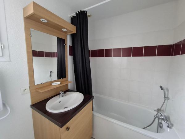 Opportunité à saisir ,  T2  au coeur d'une jolie résidence ,  avec piscine !