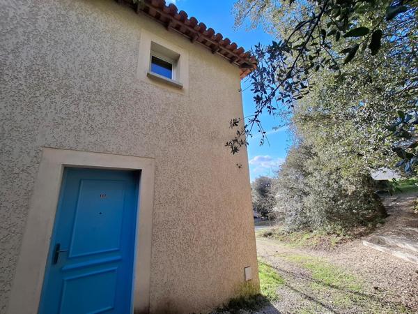 Opportunité à saisir ,  T2  au coeur d'une jolie résidence ,  avec piscine !