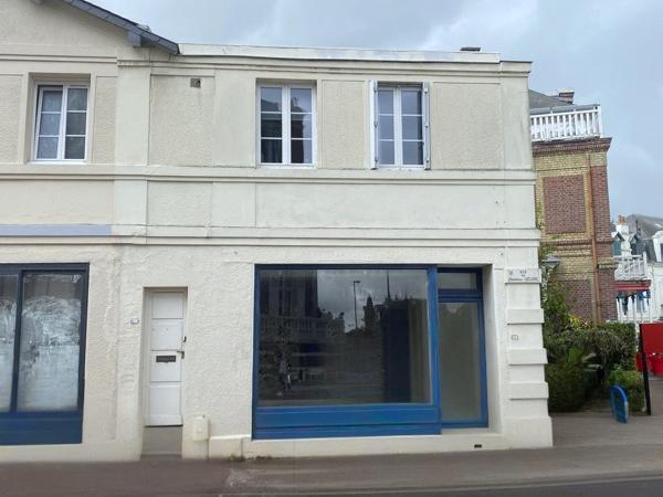 VILLERS SUR MER - Maison vue mer avec local commercial.