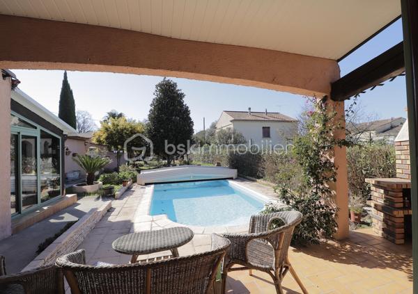 Marsillargues, à deux pas du centre.
Je vous invite à découvrir cette charmante villa de 182 m2 habitable , offrant un cadre de vie agréable,  sur son joli terrain de 600 m2 environ où trône un magnifique mimosa.
Son intérieur aux volumes généreux vous offre une cuisine dînatoire , un double séjour avec cheminée, une buanderie et un cellier pour un quotidien facilité, 4 chambres dont deux en rez-de-chaussée, une salle d'eau et une salle de bains, adaptées à toute la famille.
Les extérieurs, propices à la détente, vous offrent un grand jardin arboré, un écrin de verdure pour vos moments de sérénité, une piscine (avec système de couverture rigide) et pool house, pour profiter pleinement des beaux jours, deux vérandas et de nombreux stationnements, idéal pour accueillir famille et amis, abris de jardin.
Cette villa pleine de potentiel attend ses nouveaux propriétaires pour écrire une nouvelle page de son histoire.
Centre ville proche, accès routiers aisés, commune dynamique avec commerces, écoles et vie culturelle riche (château etc ...).
Prêt à découvrir votre futur lieu de vie ? 
Succombez à l'appel d'une visite et je me ferai un grand plaisir de vous la faire découvrir....