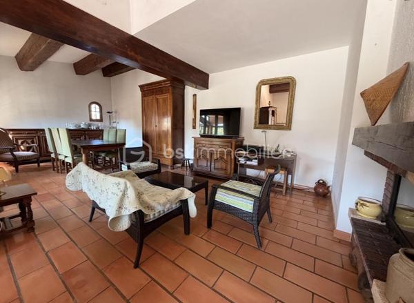 Marsillargues, à deux pas du centre.
Je vous invite à découvrir cette charmante villa de 182 m2 habitable , offrant un cadre de vie agréable,  sur son joli terrain de 600 m2 environ où trône un magnifique mimosa.
Son intérieur aux volumes généreux vous offre une cuisine dînatoire , un double séjour avec cheminée, une buanderie et un cellier pour un quotidien facilité, 4 chambres dont deux en rez-de-chaussée, une salle d'eau et une salle de bains, adaptées à toute la famille.
Les extérieurs, propices à la détente, vous offrent un grand jardin arboré, un écrin de verdure pour vos moments de sérénité, une piscine (avec système de couverture rigide) et pool house, pour profiter pleinement des beaux jours, deux vérandas et de nombreux stationnements, idéal pour accueillir famille et amis, abris de jardin.
Cette villa pleine de potentiel attend ses nouveaux propriétaires pour écrire une nouvelle page de son histoire.
Centre ville proche, accès routiers aisés, commune dynamique avec commerces, écoles et vie culturelle riche (château etc ...).
Prêt à découvrir votre futur lieu de vie ? 
Succombez à l'appel d'une visite et je me ferai un grand plaisir de vous la faire découvrir....