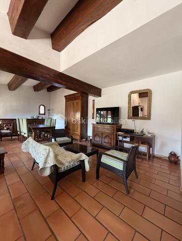 Marsillargues, à deux pas du centre.
Je vous invite à découvrir cette charmante villa de 182 m2 habitable , offrant un cadre de vie agréable,  sur son joli terrain de 600 m2 environ où trône un magnifique mimosa.
Son intérieur aux volumes généreux vous offre une cuisine dînatoire , un double séjour avec cheminée, une buanderie et un cellier pour un quotidien facilité, 4 chambres dont deux en rez-de-chaussée, une salle d'eau et une salle de bains, adaptées à toute la famille.
Les extérieurs, propices à la détente, vous offrent un grand jardin arboré, un écrin de verdure pour vos moments de sérénité, une piscine (avec système de couverture rigide) et pool house, pour profiter pleinement des beaux jours, deux vérandas et de nombreux stationnements, idéal pour accueillir famille et amis, abris de jardin.
Cette villa pleine de potentiel attend ses nouveaux propriétaires pour écrire une nouvelle page de son histoire.
Centre ville proche, accès routiers aisés, commune dynamique avec commerces, écoles et vie culturelle riche (château etc ...).
Prêt à découvrir votre futur lieu de vie ? 
Succombez à l'appel d'une visite et je me ferai un grand plaisir de vous la faire découvrir....