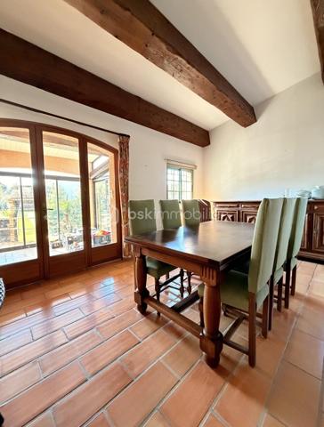 Marsillargues, à deux pas du centre.
Je vous invite à découvrir cette charmante villa de 182 m2 habitable , offrant un cadre de vie agréable,  sur son joli terrain de 600 m2 environ où trône un magnifique mimosa.
Son intérieur aux volumes généreux vous offre une cuisine dînatoire , un double séjour avec cheminée, une buanderie et un cellier pour un quotidien facilité, 4 chambres dont deux en rez-de-chaussée, une salle d'eau et une salle de bains, adaptées à toute la famille.
Les extérieurs, propices à la détente, vous offrent un grand jardin arboré, un écrin de verdure pour vos moments de sérénité, une piscine (avec système de couverture rigide) et pool house, pour profiter pleinement des beaux jours, deux vérandas et de nombreux stationnements, idéal pour accueillir famille et amis, abris de jardin.
Cette villa pleine de potentiel attend ses nouveaux propriétaires pour écrire une nouvelle page de son histoire.
Centre ville proche, accès routiers aisés, commune dynamique avec commerces, écoles et vie culturelle riche (château etc ...).
Prêt à découvrir votre futur lieu de vie ? 
Succombez à l'appel d'une visite et je me ferai un grand plaisir de vous la faire découvrir....