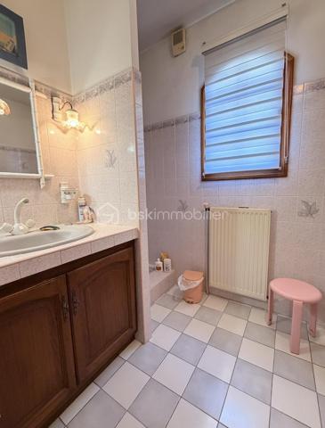 Marsillargues, à deux pas du centre.
Je vous invite à découvrir cette charmante villa de 182 m2 habitable , offrant un cadre de vie agréable,  sur son joli terrain de 600 m2 environ où trône un magnifique mimosa.
Son intérieur aux volumes généreux vous offre une cuisine dînatoire , un double séjour avec cheminée, une buanderie et un cellier pour un quotidien facilité, 4 chambres dont deux en rez-de-chaussée, une salle d'eau et une salle de bains, adaptées à toute la famille.
Les extérieurs, propices à la détente, vous offrent un grand jardin arboré, un écrin de verdure pour vos moments de sérénité, une piscine (avec système de couverture rigide) et pool house, pour profiter pleinement des beaux jours, deux vérandas et de nombreux stationnements, idéal pour accueillir famille et amis, abris de jardin.
Cette villa pleine de potentiel attend ses nouveaux propriétaires pour écrire une nouvelle page de son histoire.
Centre ville proche, accès routiers aisés, commune dynamique avec commerces, écoles et vie culturelle riche (château etc ...).
Prêt à découvrir votre futur lieu de vie ? 
Succombez à l'appel d'une visite et je me ferai un grand plaisir de vous la faire découvrir....