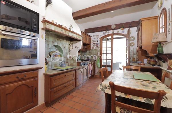 Marsillargues, à deux pas du centre.
Je vous invite à découvrir cette charmante villa de 182 m2 habitable , offrant un cadre de vie agréable,  sur son joli terrain de 600 m2 environ où trône un magnifique mimosa.
Son intérieur aux volumes généreux vous offre une cuisine dînatoire , un double séjour avec cheminée, une buanderie et un cellier pour un quotidien facilité, 4 chambres dont deux en rez-de-chaussée, une salle d'eau et une salle de bains, adaptées à toute la famille.
Les extérieurs, propices à la détente, vous offrent un grand jardin arboré, un écrin de verdure pour vos moments de sérénité, une piscine (avec système de couverture rigide) et pool house, pour profiter pleinement des beaux jours, deux vérandas et de nombreux stationnements, idéal pour accueillir famille et amis, abris de jardin.
Cette villa pleine de potentiel attend ses nouveaux propriétaires pour écrire une nouvelle page de son histoire.
Centre ville proche, accès routiers aisés, commune dynamique avec commerces, écoles et vie culturelle riche (château etc ...).
Prêt à découvrir votre futur lieu de vie ? 
Succombez à l'appel d'une visite et je me ferai un grand plaisir de vous la faire découvrir....
