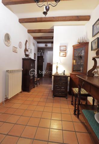 Marsillargues, à deux pas du centre.
Je vous invite à découvrir cette charmante villa de 182 m2 habitable , offrant un cadre de vie agréable,  sur son joli terrain de 600 m2 environ où trône un magnifique mimosa.
Son intérieur aux volumes généreux vous offre une cuisine dînatoire , un double séjour avec cheminée, une buanderie et un cellier pour un quotidien facilité, 4 chambres dont deux en rez-de-chaussée, une salle d'eau et une salle de bains, adaptées à toute la famille.
Les extérieurs, propices à la détente, vous offrent un grand jardin arboré, un écrin de verdure pour vos moments de sérénité, une piscine (avec système de couverture rigide) et pool house, pour profiter pleinement des beaux jours, deux vérandas et de nombreux stationnements, idéal pour accueillir famille et amis, abris de jardin.
Cette villa pleine de potentiel attend ses nouveaux propriétaires pour écrire une nouvelle page de son histoire.
Centre ville proche, accès routiers aisés, commune dynamique avec commerces, écoles et vie culturelle riche (château etc ...).
Prêt à découvrir votre futur lieu de vie ? 
Succombez à l'appel d'une visite et je me ferai un grand plaisir de vous la faire découvrir....