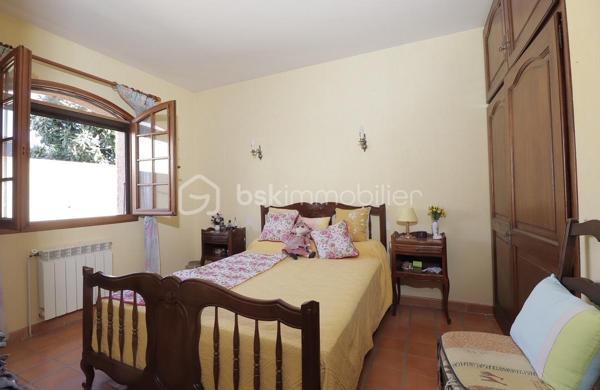 Marsillargues, à deux pas du centre.
Je vous invite à découvrir cette charmante villa de 182 m2 habitable , offrant un cadre de vie agréable,  sur son joli terrain de 600 m2 environ où trône un magnifique mimosa.
Son intérieur aux volumes généreux vous offre une cuisine dînatoire , un double séjour avec cheminée, une buanderie et un cellier pour un quotidien facilité, 4 chambres dont deux en rez-de-chaussée, une salle d'eau et une salle de bains, adaptées à toute la famille.
Les extérieurs, propices à la détente, vous offrent un grand jardin arboré, un écrin de verdure pour vos moments de sérénité, une piscine (avec système de couverture rigide) et pool house, pour profiter pleinement des beaux jours, deux vérandas et de nombreux stationnements, idéal pour accueillir famille et amis, abris de jardin.
Cette villa pleine de potentiel attend ses nouveaux propriétaires pour écrire une nouvelle page de son histoire.
Centre ville proche, accès routiers aisés, commune dynamique avec commerces, écoles et vie culturelle riche (château etc ...).
Prêt à découvrir votre futur lieu de vie ? 
Succombez à l'appel d'une visite et je me ferai un grand plaisir de vous la faire découvrir....