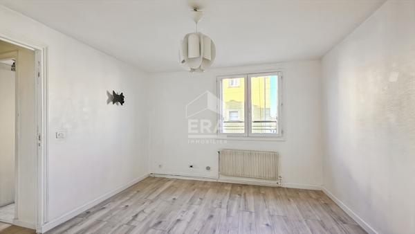 Montreuil BOISSIERE  maison de 2/3 pièces avec cour