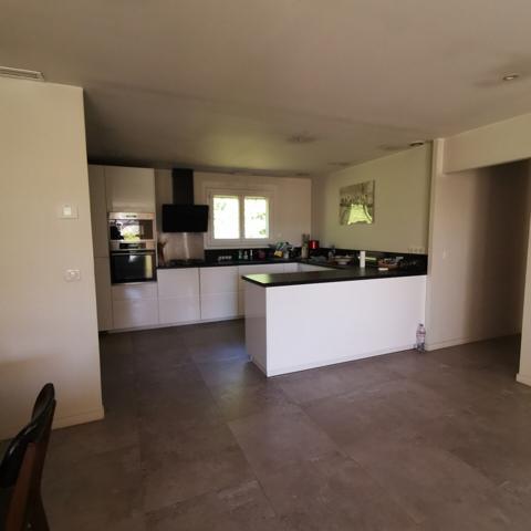 Maison de plain pied de 5 pièces avec garage sur 606 m² 525 000 €