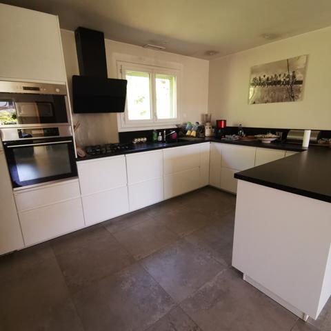 Maison de plain pied de 5 pièces avec garage sur 606 m² 525 000 €