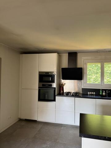 Maison de plain pied de 5 pièces avec garage sur 606 m² 525 000 €