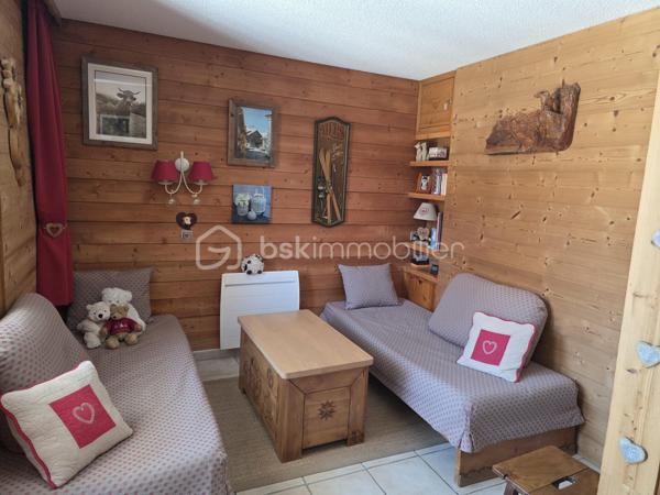 Vivez l'expérience montagne dans ce superbe appartement une pièce divisible de 26 m² environ, niché au cœur de la station. Rénové et agencé pour maximiser l'espace, il allie charme savoyard et confort moderne. Cuisine aménagée et équipée, salle de bains et WC séparés. Départ et retour skis aux pieds. Balcon exposé Est. Vendu meublé et équipé, idéal pour vos vacances ou pour un investissement locatif. Posez vos valises et profitez de la poudreuse ! A visiter sans tarder...