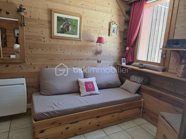 Vivez l'expérience montagne dans ce superbe appartement une pièce divisible de 26 m² environ, niché au cœur de la station. Rénové et agencé pour maximiser l'espace, il allie charme savoyard et confort moderne. Cuisine aménagée et équipée, salle de bains et WC séparés. Départ et retour skis aux pieds. Balcon exposé Est. Vendu meublé et équipé, idéal pour vos vacances ou pour un investissement locatif. Posez vos valises et profitez de la poudreuse ! A visiter sans tarder...