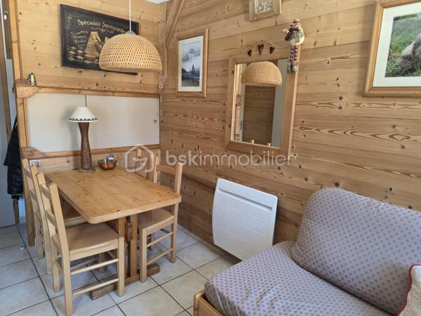 Vivez l'expérience montagne dans ce superbe appartement une pièce divisible de 26 m² environ, niché au cœur de la station. Rénové et agencé pour maximiser l'espace, il allie charme savoyard et confort moderne. Cuisine aménagée et équipée, salle de bains et WC séparés. Départ et retour skis aux pieds. Balcon exposé Est. Vendu meublé et équipé, idéal pour vos vacances ou pour un investissement locatif. Posez vos valises et profitez de la poudreuse ! A visiter sans tarder...