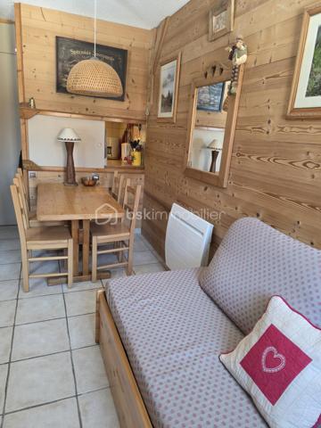 Vivez l'expérience montagne dans ce superbe appartement une pièce divisible de 26 m² environ, niché au cœur de la station. Rénové et agencé pour maximiser l'espace, il allie charme savoyard et confort moderne. Cuisine aménagée et équipée, salle de bains et WC séparés. Départ et retour skis aux pieds. Balcon exposé Est. Vendu meublé et équipé, idéal pour vos vacances ou pour un investissement locatif. Posez vos valises et profitez de la poudreuse ! A visiter sans tarder...