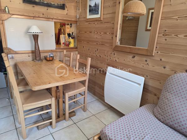 Vivez l'expérience montagne dans ce superbe appartement une pièce divisible de 26 m² environ, niché au cœur de la station. Rénové et agencé pour maximiser l'espace, il allie charme savoyard et confort moderne. Cuisine aménagée et équipée, salle de bains et WC séparés. Départ et retour skis aux pieds. Balcon exposé Est. Vendu meublé et équipé, idéal pour vos vacances ou pour un investissement locatif. Posez vos valises et profitez de la poudreuse ! A visiter sans tarder...