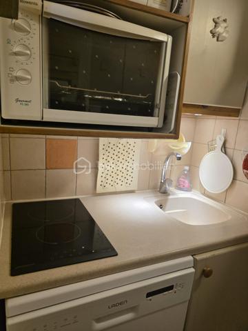 Vivez l'expérience montagne dans ce superbe appartement une pièce divisible de 26 m² environ, niché au cœur de la station. Rénové et agencé pour maximiser l'espace, il allie charme savoyard et confort moderne. Cuisine aménagée et équipée, salle de bains et WC séparés. Départ et retour skis aux pieds. Balcon exposé Est. Vendu meublé et équipé, idéal pour vos vacances ou pour un investissement locatif. Posez vos valises et profitez de la poudreuse ! A visiter sans tarder...