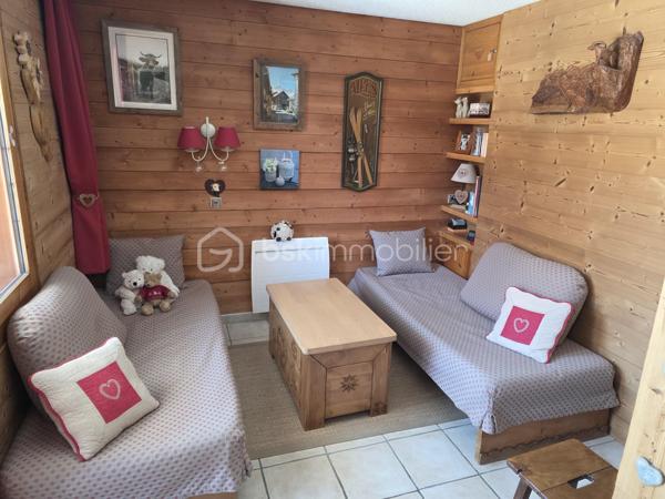 Vivez l'expérience montagne dans ce superbe appartement une pièce divisible de 26 m² environ, niché au cœur de la station. Rénové et agencé pour maximiser l'espace, il allie charme savoyard et confort moderne. Cuisine aménagée et équipée, salle de bains et WC séparés. Départ et retour skis aux pieds. Balcon exposé Est. Vendu meublé et équipé, idéal pour vos vacances ou pour un investissement locatif. Posez vos valises et profitez de la poudreuse ! A visiter sans tarder...