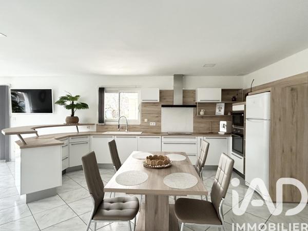 Maison à vendre 4 pièces 111 m² Saint-Pantaléon-de-Larche