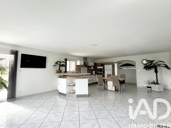 Maison à vendre 4 pièces 111 m² Saint-Pantaléon-de-Larche