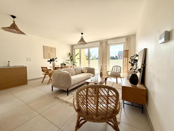 BAYARD IMMOBILIER vous invite à découvrir ce superbe appartement T3 neuf de 69,7 m² avec balcon, situé au premier étage avec ascenseur, à proximité des commerces, écoles et transports.   

Il se compose d’une belle pièce de vie lumineuse de 26,1 m² s’ouvrant sur un balcon profitable de 9,1 m² avec vue dégagée et au calme côté jardin.
Le coin nuit dispose de 2 chambres spacieuses de 12,5 m² et de 11,3 m² avec placard intégré, une salle de bains moderne et un toilette indépendant avec lave-mains.  

Un garage boxé en sous-sol est disponible en sus du prix.  

Les + : Emplacement idéal à proximité des commerces, transports et écoles, confort moderne et prestations de qualité, très bon diagnostic de performance énergétique, livraison immédiate, frais de notaire réduits, visiophone, local vélos…

D'autres lots disponibles, consultez-nous pour plus d'informations !

Cet appartement témoin est décoré (mobilier et cuisine non inclus).