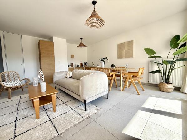 BAYARD IMMOBILIER vous invite à découvrir ce superbe appartement T3 neuf de 69,7 m² avec balcon, situé au premier étage avec ascenseur, à proximité des commerces, écoles et transports.   

Il se compose d’une belle pièce de vie lumineuse de 26,1 m² s’ouvrant sur un balcon profitable de 9,1 m² avec vue dégagée et au calme côté jardin.
Le coin nuit dispose de 2 chambres spacieuses de 12,5 m² et de 11,3 m² avec placard intégré, une salle de bains moderne et un toilette indépendant avec lave-mains.  

Un garage boxé en sous-sol est disponible en sus du prix.  

Les + : Emplacement idéal à proximité des commerces, transports et écoles, confort moderne et prestations de qualité, très bon diagnostic de performance énergétique, livraison immédiate, frais de notaire réduits, visiophone, local vélos…

D'autres lots disponibles, consultez-nous pour plus d'informations !

Cet appartement témoin est décoré (mobilier et cuisine non inclus).
