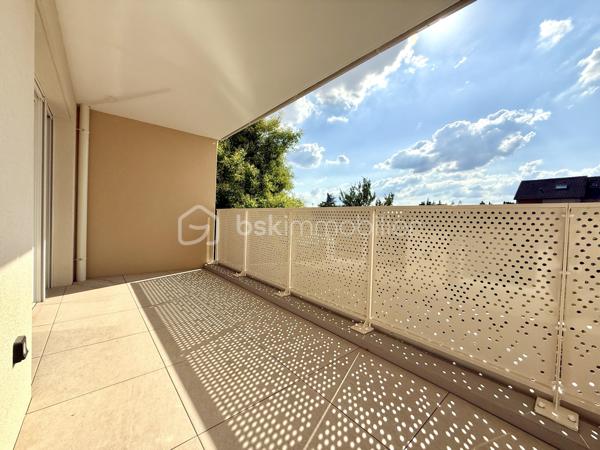 BAYARD IMMOBILIER vous invite à découvrir ce superbe appartement T3 neuf de 69,7 m² avec balcon, situé au premier étage avec ascenseur, à proximité des commerces, écoles et transports.   

Il se compose d’une belle pièce de vie lumineuse de 26,1 m² s’ouvrant sur un balcon profitable de 9,1 m² avec vue dégagée et au calme côté jardin.
Le coin nuit dispose de 2 chambres spacieuses de 12,5 m² et de 11,3 m² avec placard intégré, une salle de bains moderne et un toilette indépendant avec lave-mains.  

Un garage boxé en sous-sol est disponible en sus du prix.  

Les + : Emplacement idéal à proximité des commerces, transports et écoles, confort moderne et prestations de qualité, très bon diagnostic de performance énergétique, livraison immédiate, frais de notaire réduits, visiophone, local vélos…

D'autres lots disponibles, consultez-nous pour plus d'informations !

Cet appartement témoin est décoré (mobilier et cuisine non inclus).