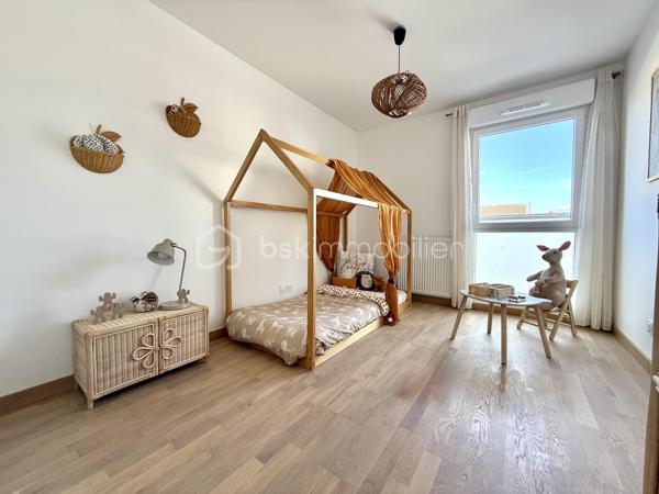 BAYARD IMMOBILIER vous invite à découvrir ce superbe appartement T3 neuf de 69,7 m² avec balcon, situé au premier étage avec ascenseur, à proximité des commerces, écoles et transports.   

Il se compose d’une belle pièce de vie lumineuse de 26,1 m² s’ouvrant sur un balcon profitable de 9,1 m² avec vue dégagée et au calme côté jardin.
Le coin nuit dispose de 2 chambres spacieuses de 12,5 m² et de 11,3 m² avec placard intégré, une salle de bains moderne et un toilette indépendant avec lave-mains.  

Un garage boxé en sous-sol est disponible en sus du prix.  

Les + : Emplacement idéal à proximité des commerces, transports et écoles, confort moderne et prestations de qualité, très bon diagnostic de performance énergétique, livraison immédiate, frais de notaire réduits, visiophone, local vélos…

D'autres lots disponibles, consultez-nous pour plus d'informations !

Cet appartement témoin est décoré (mobilier et cuisine non inclus).