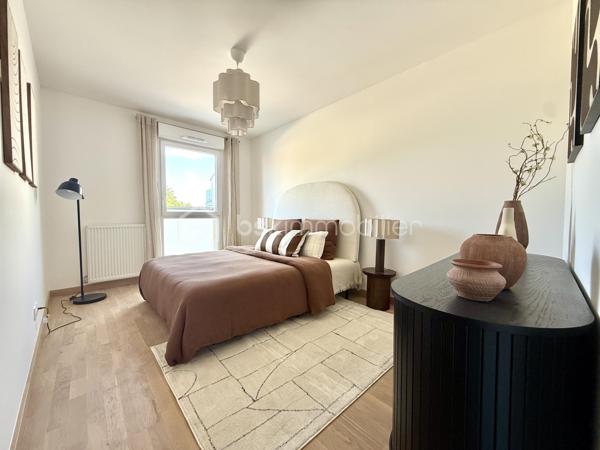 BAYARD IMMOBILIER vous invite à découvrir ce superbe appartement T3 neuf de 69,7 m² avec balcon, situé au premier étage avec ascenseur, à proximité des commerces, écoles et transports.   

Il se compose d’une belle pièce de vie lumineuse de 26,1 m² s’ouvrant sur un balcon profitable de 9,1 m² avec vue dégagée et au calme côté jardin.
Le coin nuit dispose de 2 chambres spacieuses de 12,5 m² et de 11,3 m² avec placard intégré, une salle de bains moderne et un toilette indépendant avec lave-mains.  

Un garage boxé en sous-sol est disponible en sus du prix.  

Les + : Emplacement idéal à proximité des commerces, transports et écoles, confort moderne et prestations de qualité, très bon diagnostic de performance énergétique, livraison immédiate, frais de notaire réduits, visiophone, local vélos…

D'autres lots disponibles, consultez-nous pour plus d'informations !

Cet appartement témoin est décoré (mobilier et cuisine non inclus).