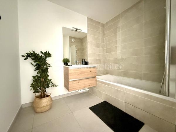 BAYARD IMMOBILIER vous invite à découvrir ce superbe appartement T3 neuf de 69,7 m² avec balcon, situé au premier étage avec ascenseur, à proximité des commerces, écoles et transports.   

Il se compose d’une belle pièce de vie lumineuse de 26,1 m² s’ouvrant sur un balcon profitable de 9,1 m² avec vue dégagée et au calme côté jardin.
Le coin nuit dispose de 2 chambres spacieuses de 12,5 m² et de 11,3 m² avec placard intégré, une salle de bains moderne et un toilette indépendant avec lave-mains.  

Un garage boxé en sous-sol est disponible en sus du prix.  

Les + : Emplacement idéal à proximité des commerces, transports et écoles, confort moderne et prestations de qualité, très bon diagnostic de performance énergétique, livraison immédiate, frais de notaire réduits, visiophone, local vélos…

D'autres lots disponibles, consultez-nous pour plus d'informations !

Cet appartement témoin est décoré (mobilier et cuisine non inclus).