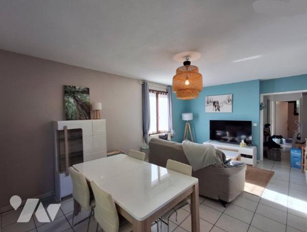 Un appartement Type 3 en rez-de-jardin. En annexe: une cave et un garage.