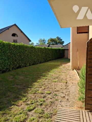 Un appartement Type 3 en rez-de-jardin. En annexe: une cave et un garage.