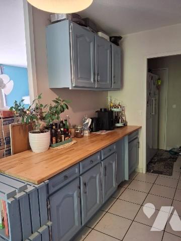 Un appartement Type 3 en rez-de-jardin. En annexe: une cave et un garage.