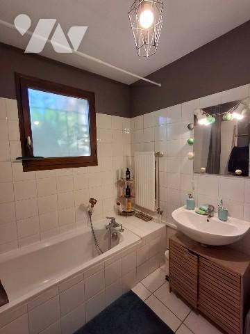 Un appartement Type 3 en rez-de-jardin. En annexe: une cave et un garage.